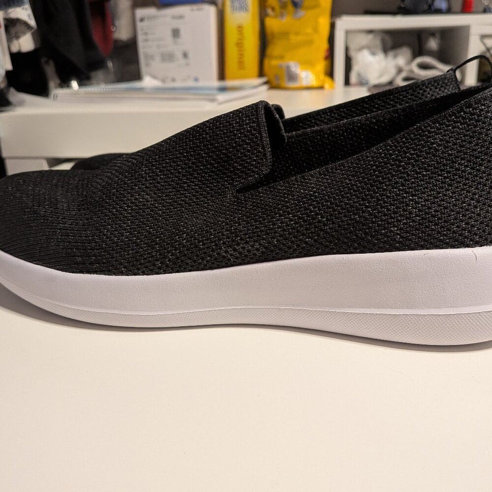 Sketchers Memory Foam Size 9 Slip-ons